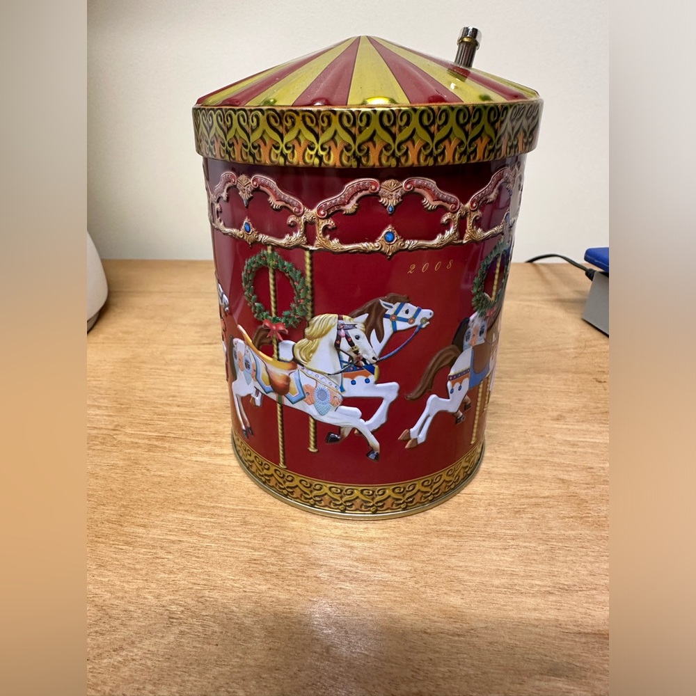 Christmas Candy Tin music box from from 2008. cookie/ candy tin made in Germany
